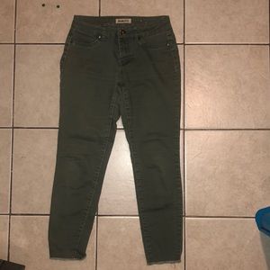 I’m selling a very cute pair of pants!!!